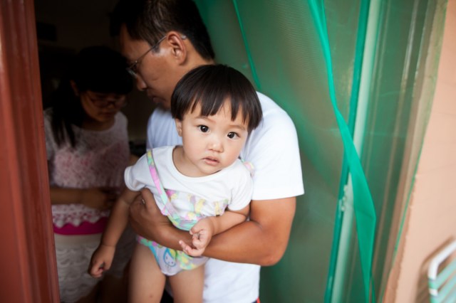 Zhao Junming, 27, a decorated Shaolin martial arts specialist from Mount Song, the birthplace of Chinese martial arts, in Central China, is a visiting scholar at the University of Arizona's Confucius Institute. After months of being separated, Zhao's wife Pearl and daughter Grace were finally able to visit Tucson, Ariz. 
